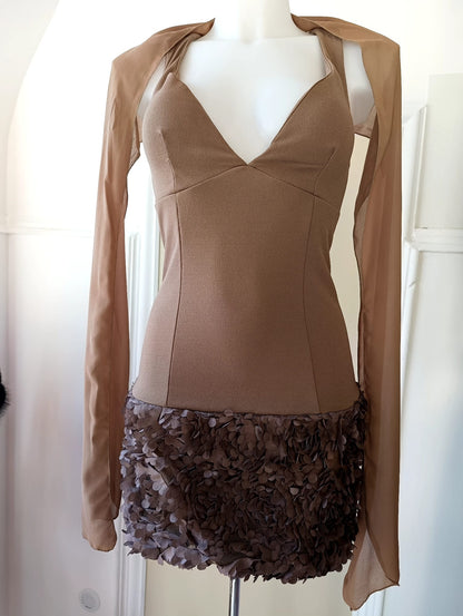 Vestito con scollo e fascia a collana