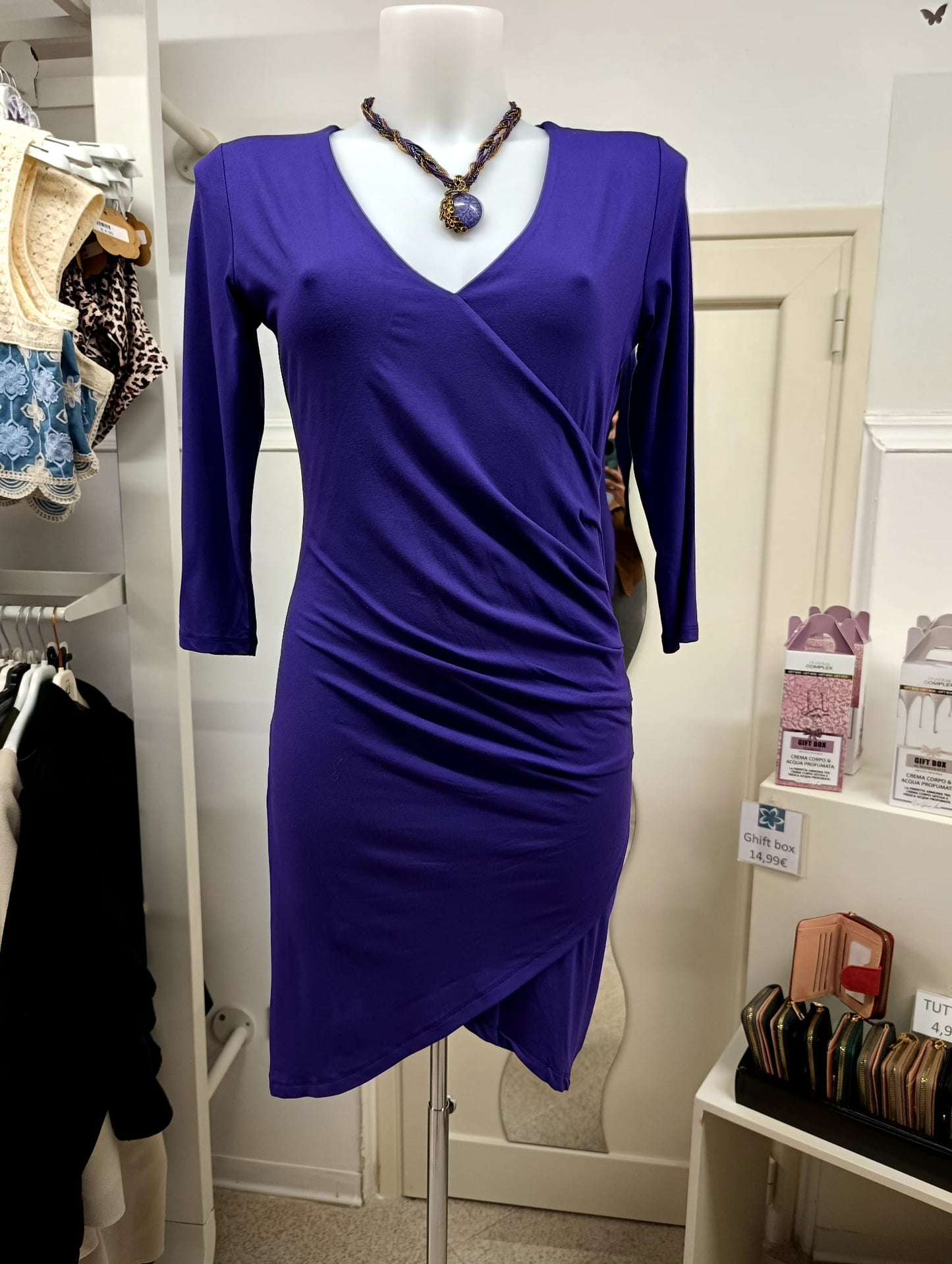 Vestito con drap laterale